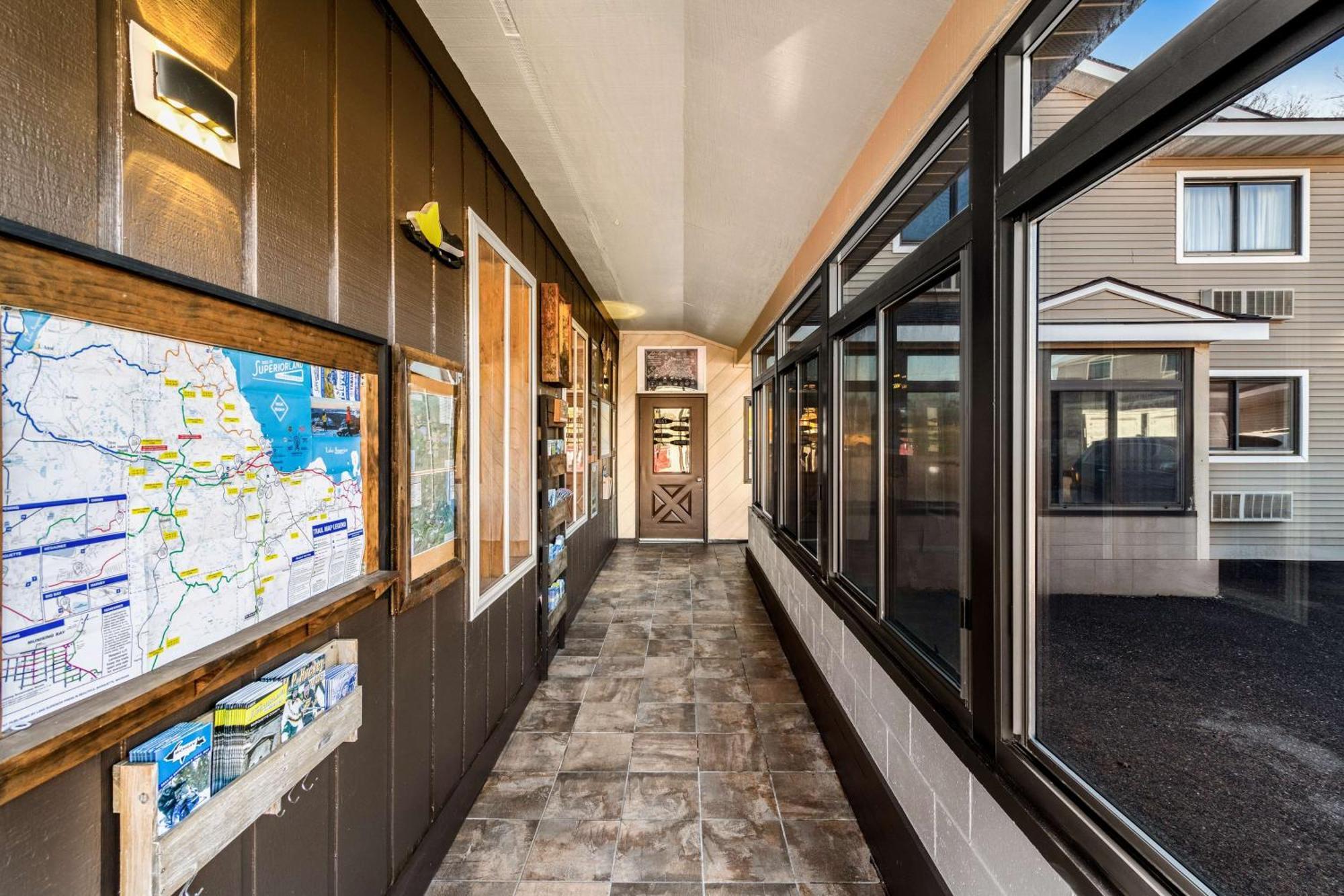 Americas Best Value Inn Marquette Buitenkant foto
